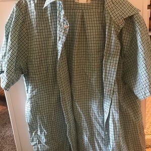 Short sleeve buttoned shirt
